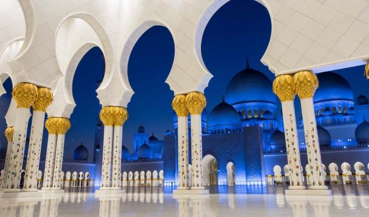 Мечеть в Абу Даби вечером